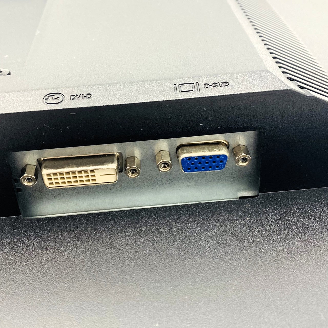 【中古モニター】21.5インチ メーカー DELL 型番 E2211HB 入力端子 D-Sub DVI 解像度 1920x1080 中古 液晶 モニター PC ディスプレイ