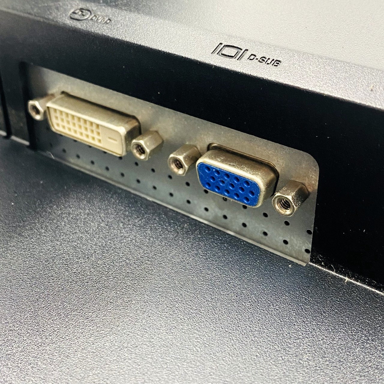 【中古モニター】23インチ メーカー DELL 型番 E2311H 入力端子 D-Sub DVI 解像度 1920x1080 Aランク 中古 液晶 モニター PC ディスプレイ