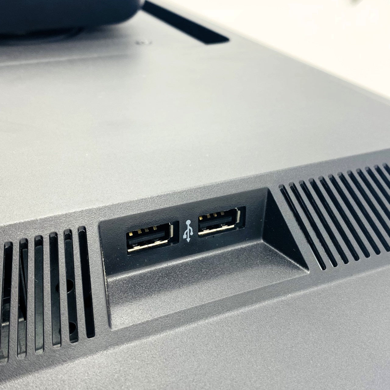 【中古モニター】24インチ メーカー HP 型番 E241I 入力端子 DisplayPort D-Sub DVI 解像度 1920x1080 Cランク 中古 液晶 モニター PC ディスプレイ