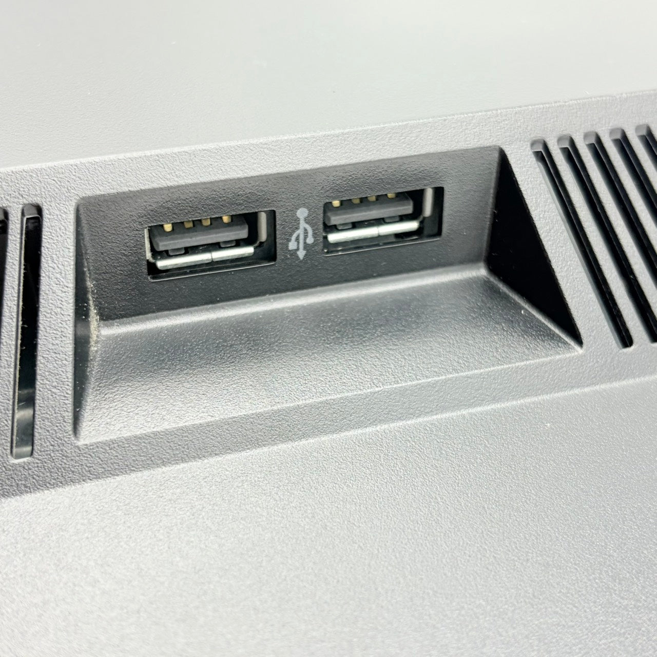 【中古モニター】23インチ メーカー HP 型番 Z23i 入力端子 D-Sub DVI Displayport 解像度 1920x1080 Bランク 中古 液晶 モニター PC ディスプレイ