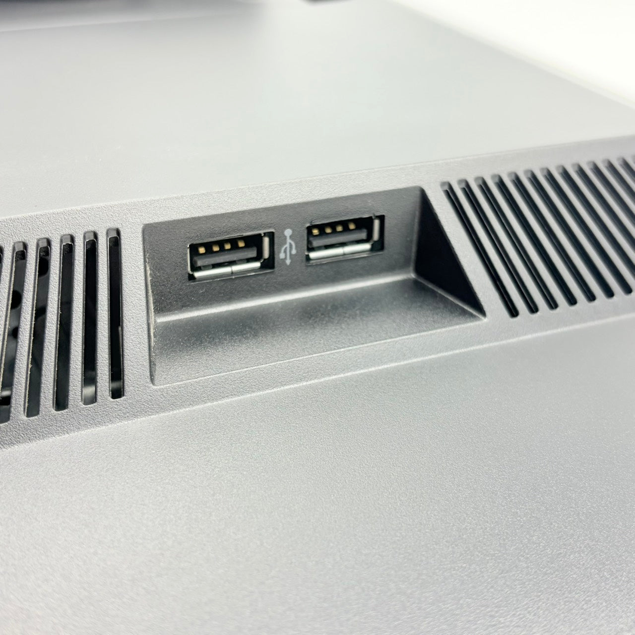 【中古モニター】23インチ メーカー HP 型番 Z23i 入力端子 D-Sub DVI Displayport 解像度 1920x1080 Cランク 中古 液晶 モニター PC ディスプレイ