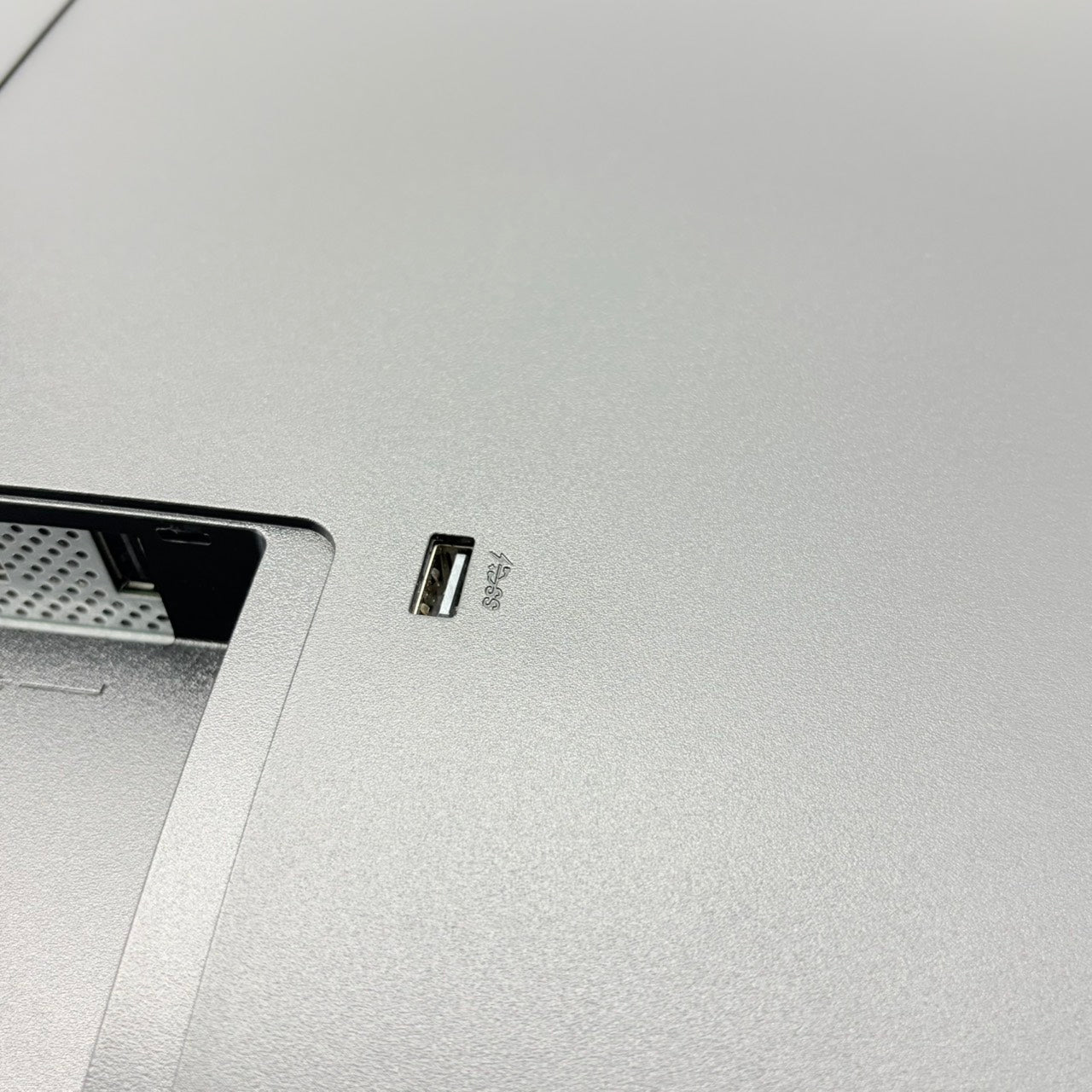 【中古モニター】27インチ メーカー DELL 型番 P2715QT 入力端子 HDMI DisplayPort 解像度 3840x2160 Aランク 中古 液晶 モニター PC ディスプレイ
