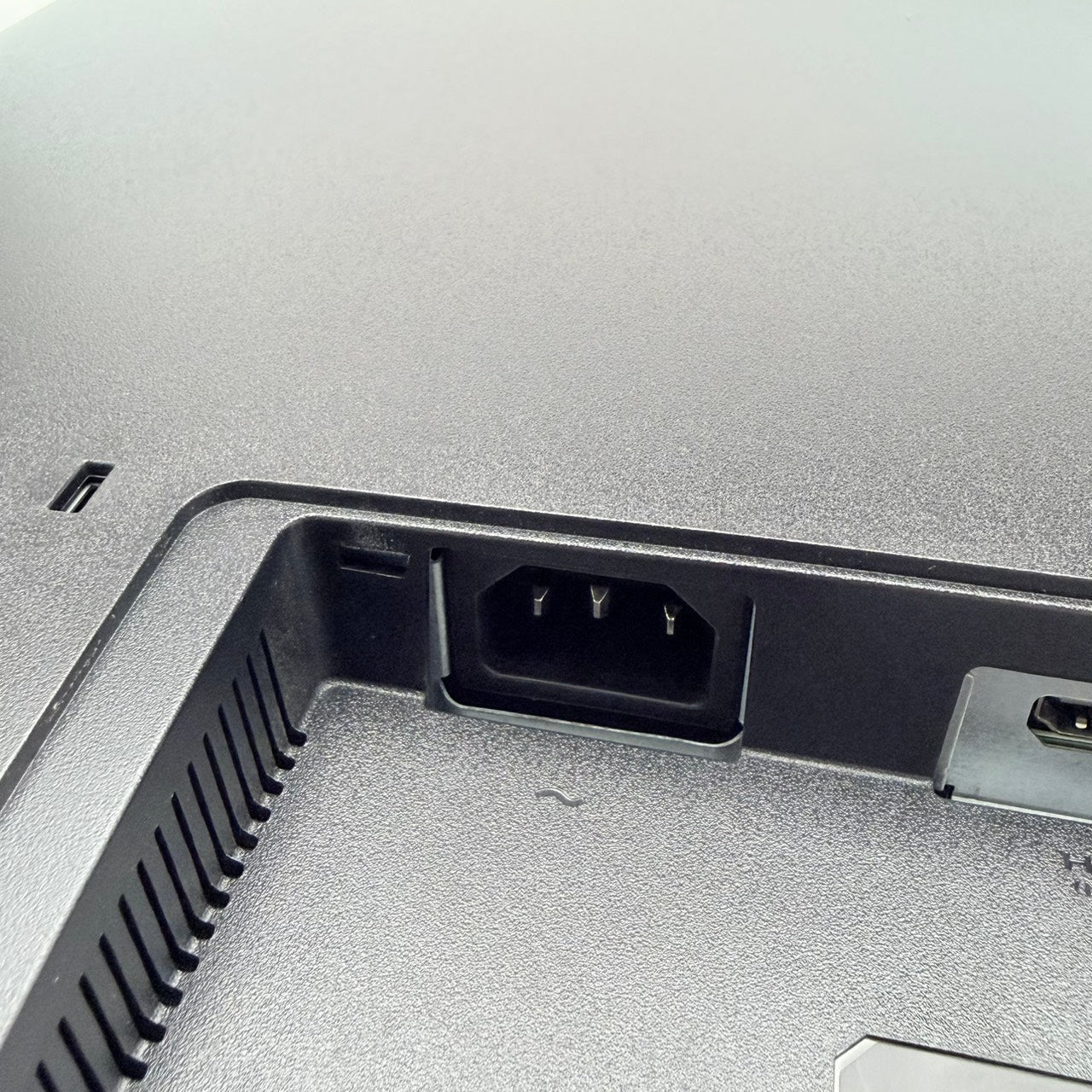 【中古モニター】27インチ メーカー DELL 型番 U2715HC 入力端子 HDMI DisplayPort 解像度 2560× 1440 Cランク 中古 液晶 モニター PC ディスプレイ