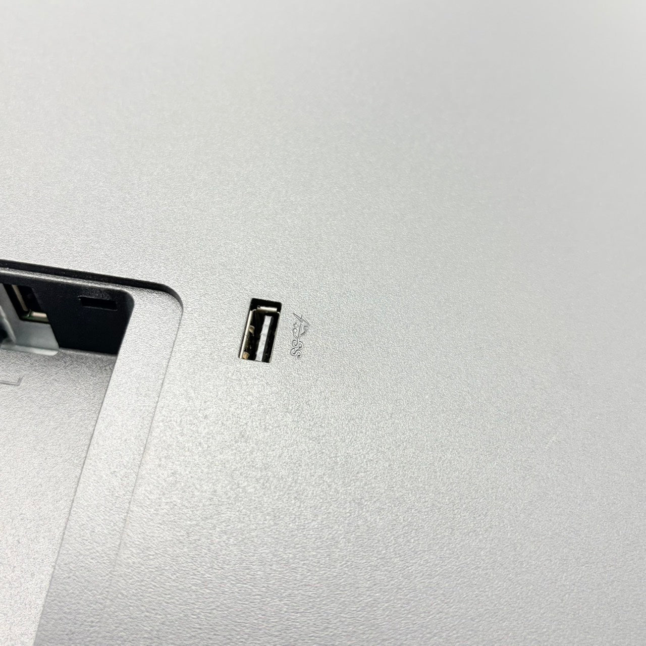 【中古モニター】27インチ メーカー DELL 型番 U2715HC 入力端子 HDMI DisplayPort 解像度 2560× 1440 Cランク 中古 液晶 モニター PC ディスプレイ